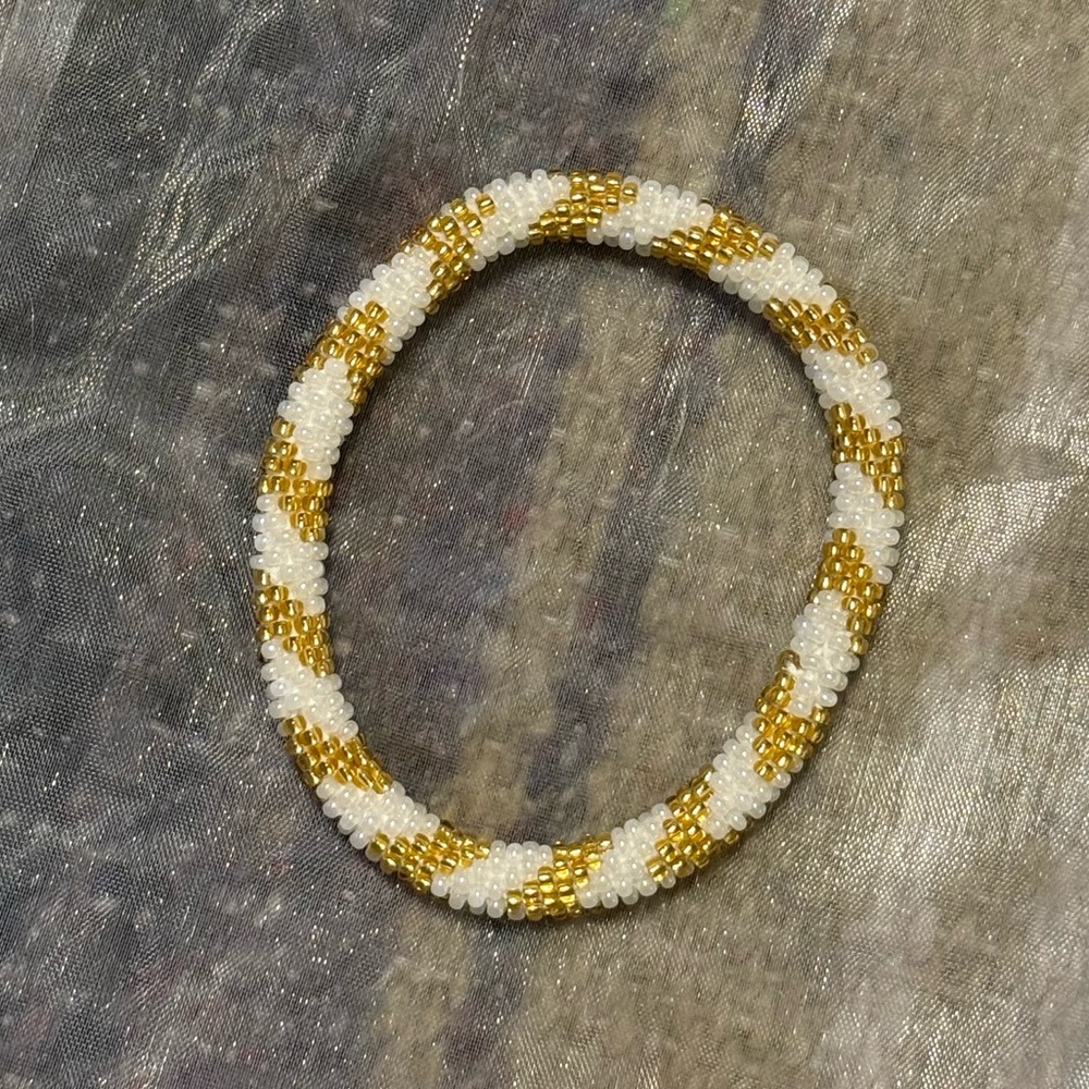 🟨 ⬜️ Elegant Gold and White Beaded Bracelet